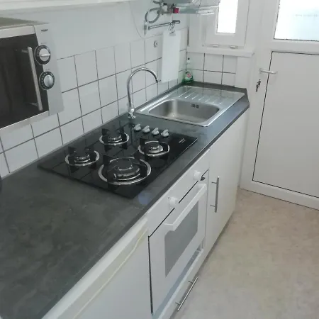 Апартаменты Backpackers Station
